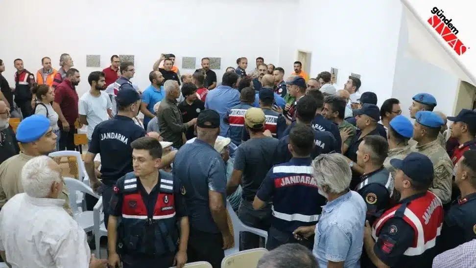 ÇED Toplantısında Tartışmaya Jandarma Müdahale Etti CED Toplantisinda Tartismaya Jandarma Mudahale Etti 2 jpg | Gündem Sivas™ Haber