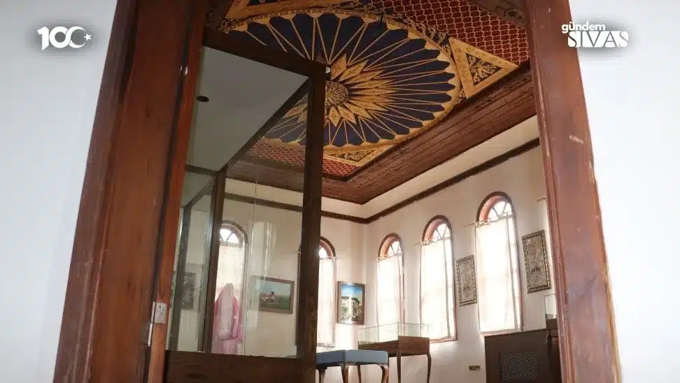 Asırlık ağaçlarla korunan tarihi konağın hikayesi