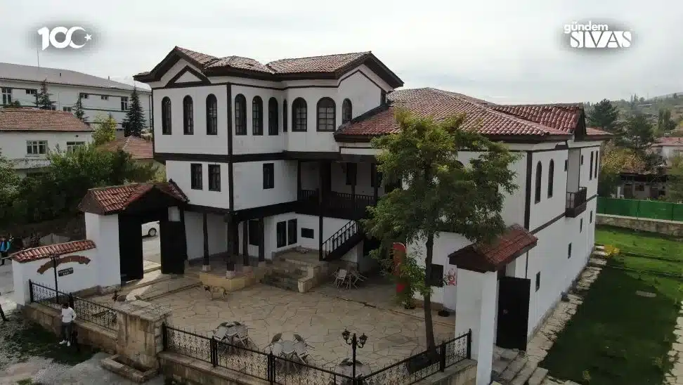 Asırlık ağaçlarla korunan tarihi konağın hikayesi