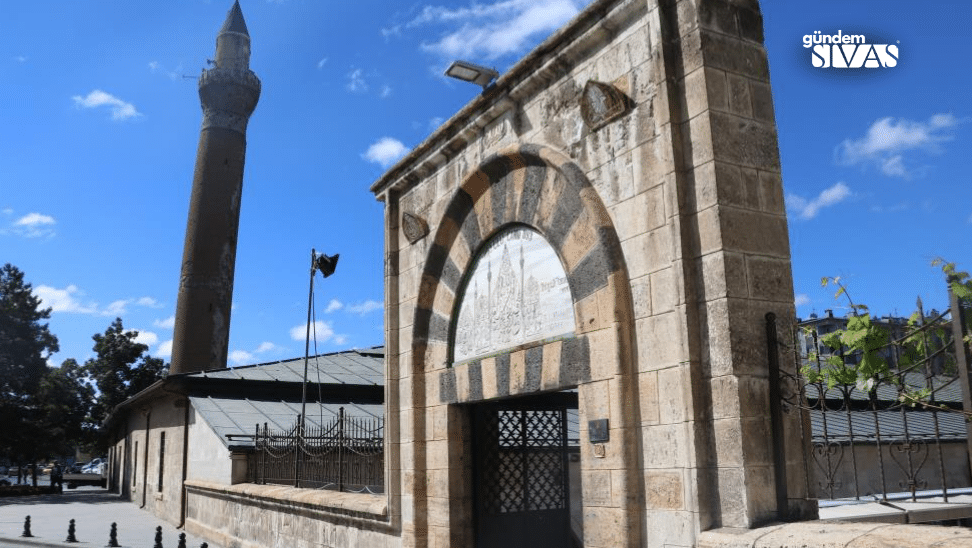 Tarihi Minare, Bilim ve Teknolojiyle Geleceğe Taşınıyor. 117 santimetre eğimiyle dikkat çeken Sivas Ulu Camii’nin minaresi yıkılma tehlikesine karşı, Türk ve İtalyan bilim adamları tarafından gerçekleştirilecek yenileme ile 40 metre uzunluğunda 8 adet özel çelik kazıkla korunacak.