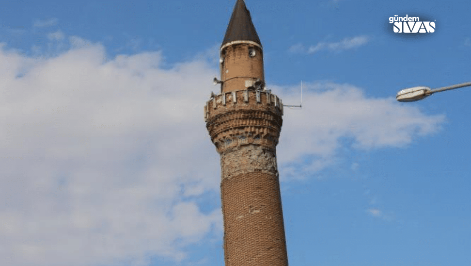 Tarihi Minare, Bilim ve Teknolojiyle Geleceğe Taşınıyor. 117 santimetre eğimiyle dikkat çeken Sivas Ulu Camii’nin minaresi yıkılma tehlikesine karşı, Türk ve İtalyan bilim adamları tarafından gerçekleştirilecek yenileme ile 40 metre uzunluğunda 8 adet özel çelik kazıkla korunacak.