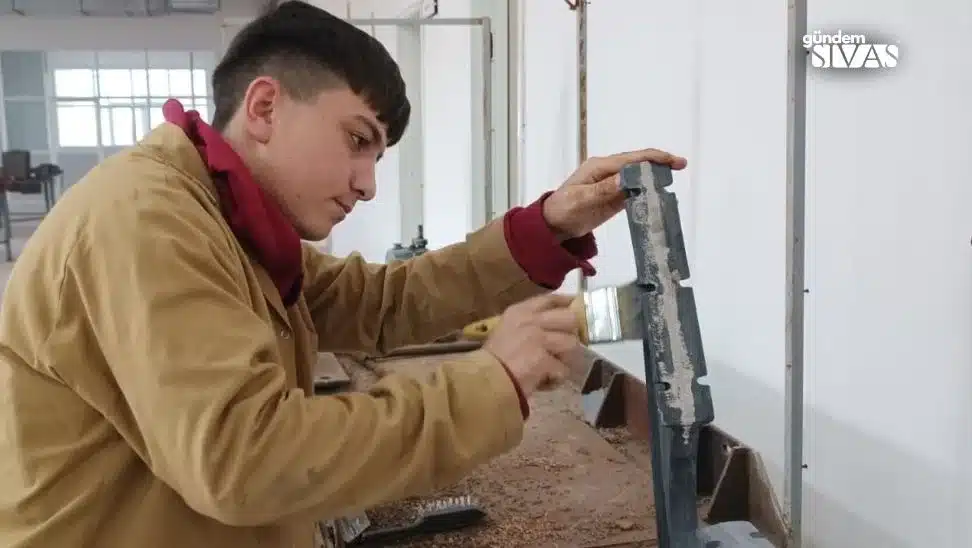 Okul İhtiyaçlarını Kendi Elleriyle Üretiyorlar Okul Ihtiyaclarini Kendi Elleriyle Uretiyorlar2 jpg | Gündem Sivas™ Haber