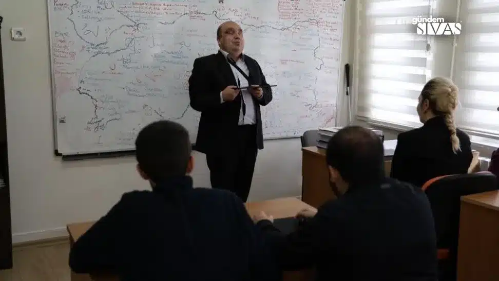 Sivas'ta Engelli Kursiyerlere Rehberlik: Görme Engelli Öğretmenlerin E-KPSS Kursu