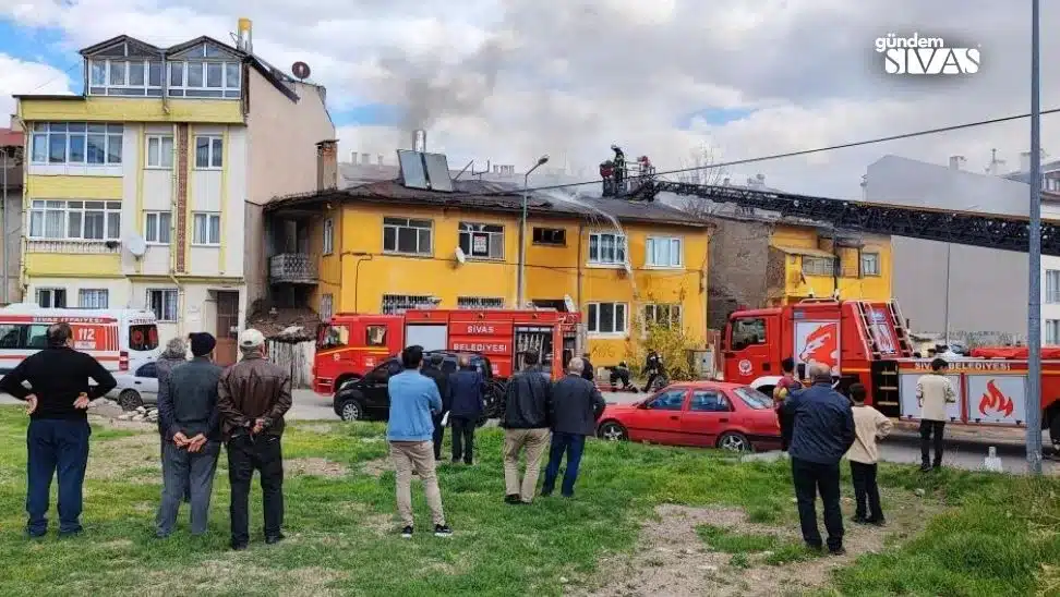 Sivas'ta Yangın Çıktı Bina Alev Aldı