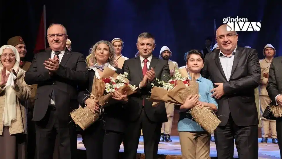 Devlet Tiyatrosunda Cumhuriyet Coskusu 2 jpg | Gündem Sivas™ Haber