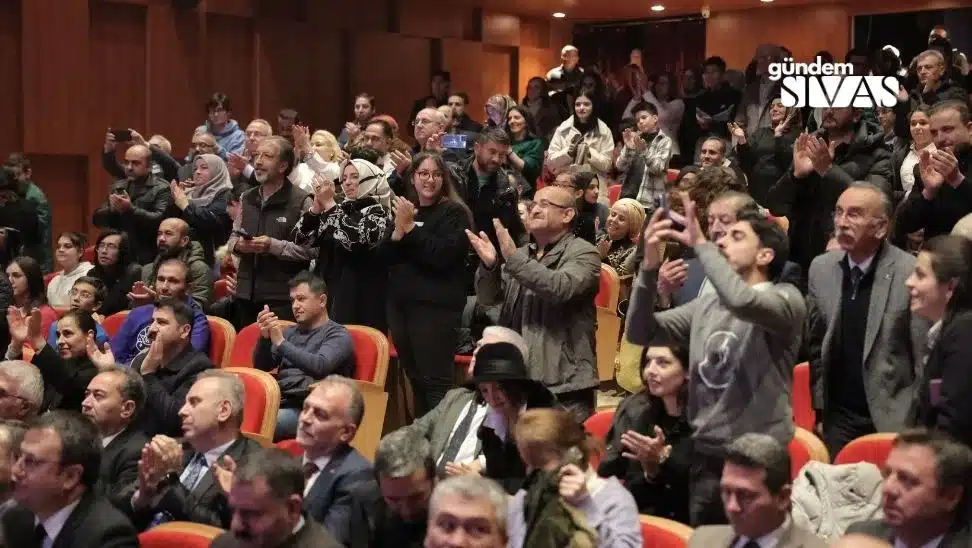 Devlet Tiyatrosunda Cumhuriyet Coskusu 3 jpg | Gündem Sivas™ Haber