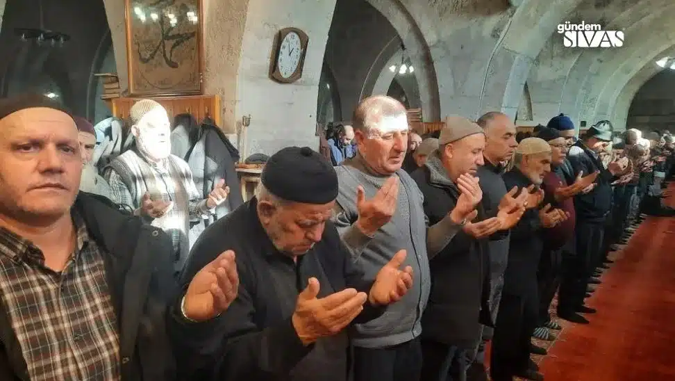 Yüzyıllardır Var Olan Camide Dualar, Filistin İçin Yükseldi Yüzyıllardır Var Olan Camide, Filistin İçin Yürekleri Yakan Dua