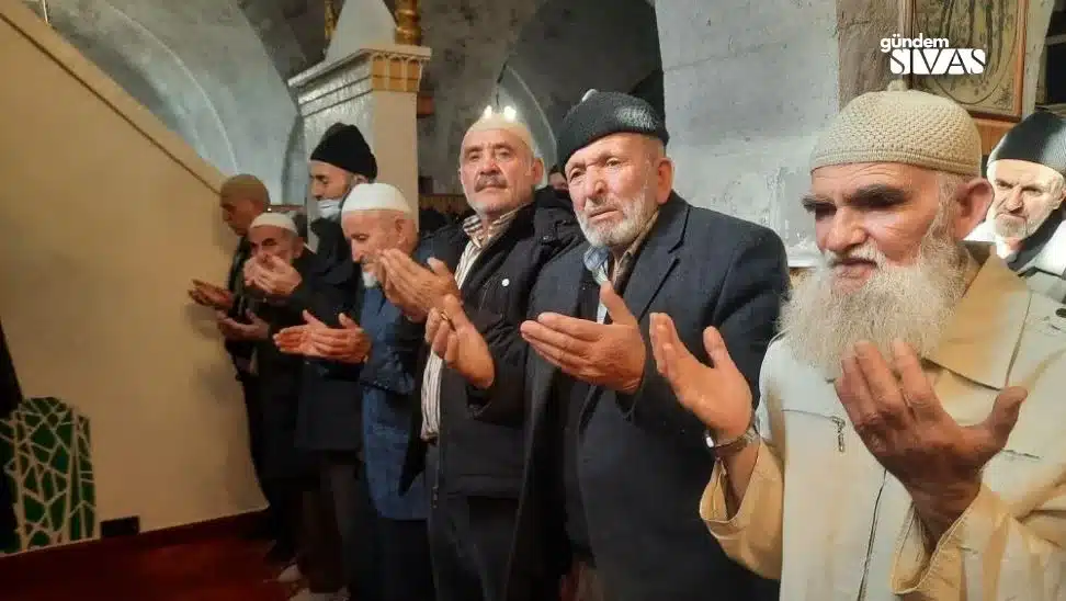 Yüzyıllardır Var Olan Camide Dualar, Filistin İçin Yükseldi Yüzyıllardır Var Olan Camide, Filistin İçin Yürekleri Yakan Dua