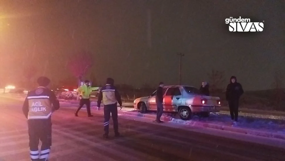 Buzlu Yollar Kazalara Sebep Oldu 3 jpg | Gündem Sivas™ Haber