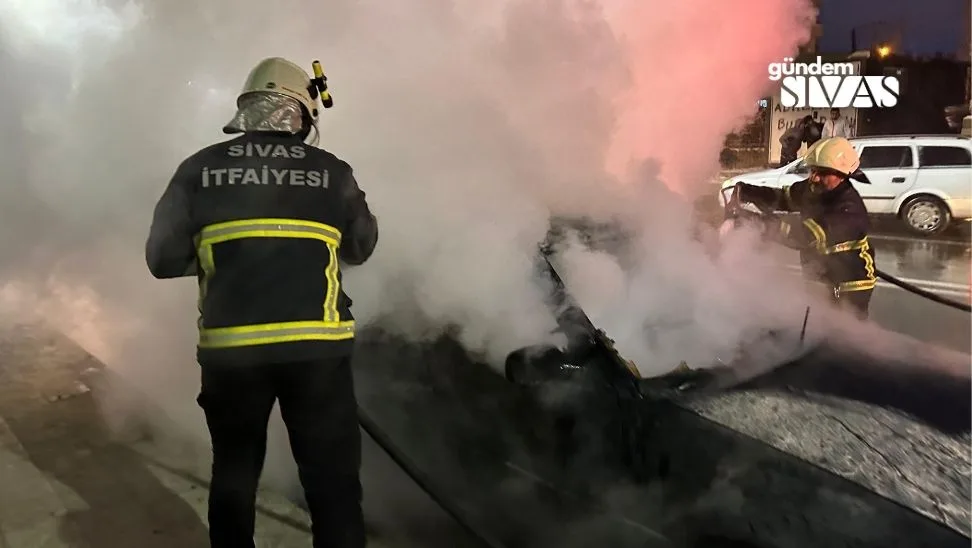 Otomobil Alev Alarak Kule Dondu 2 jpg | Gündem Sivas™ Haber