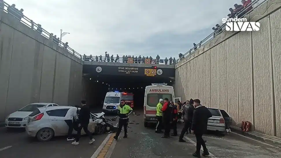 Otomobiller Kafa Kafaya Carpisti 3 Yarali 2 jpg | Gündem Sivas™ Haber