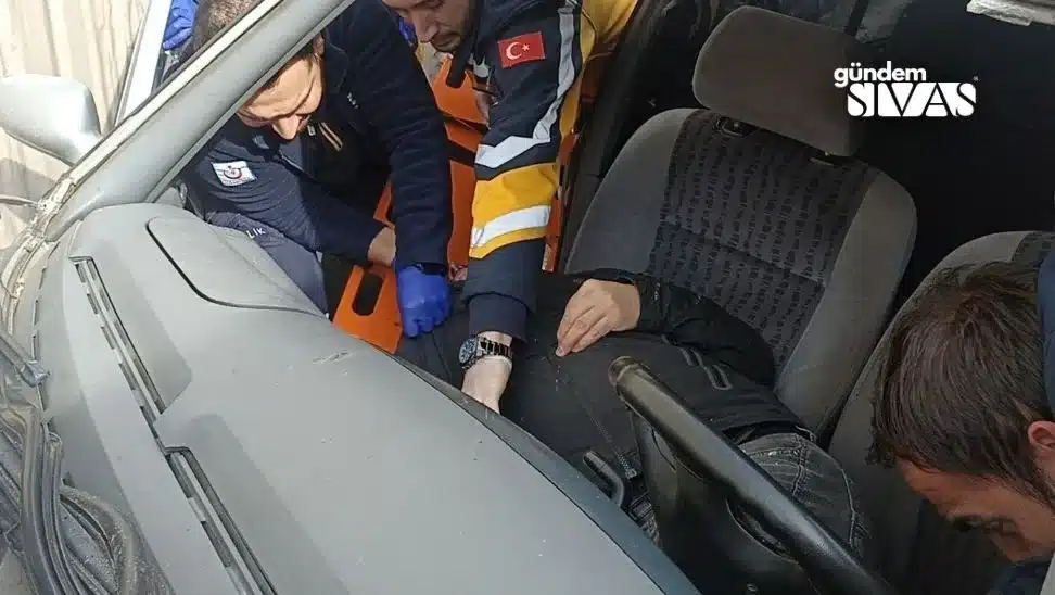 Otomobiller Kafa Kafaya Carpisti 3 Yarali 3 jpg | Gündem Sivas™ Haber