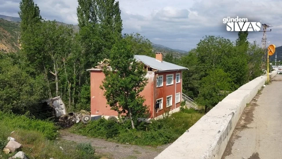 Sivasta O Eve Kamyon Ucuyor 4 jpg | Gündem Sivas™ | Sivas Haberleri
