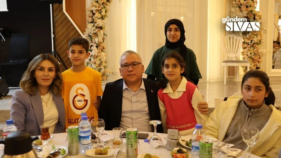 Bir Elde Sen Uzat Gonullu Yardim Ekibinden Iftar Yemegi 1 jpg | Gündem Sivas™ Haber