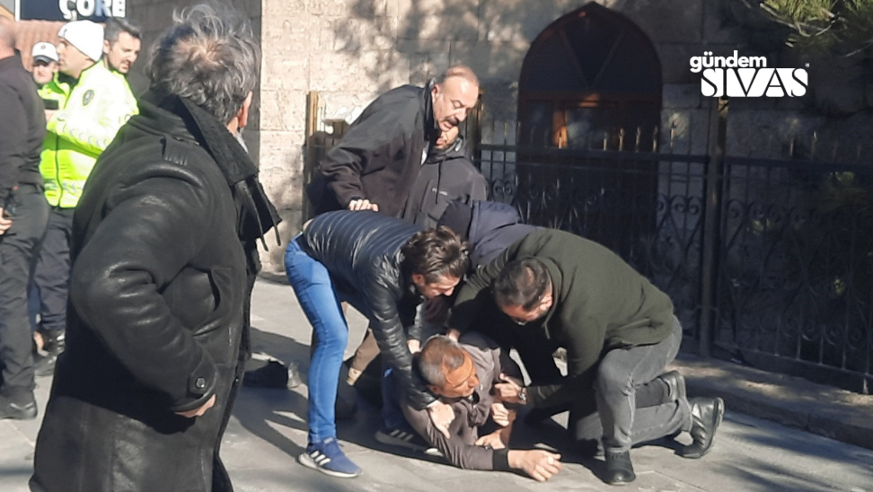 Sivas'ta Bıçaklı Yan Baktın Kavgası!