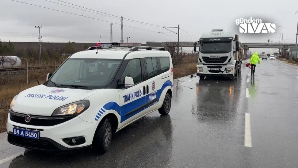 Sivas'ta Otomobil ve Tır Çarpıştı!