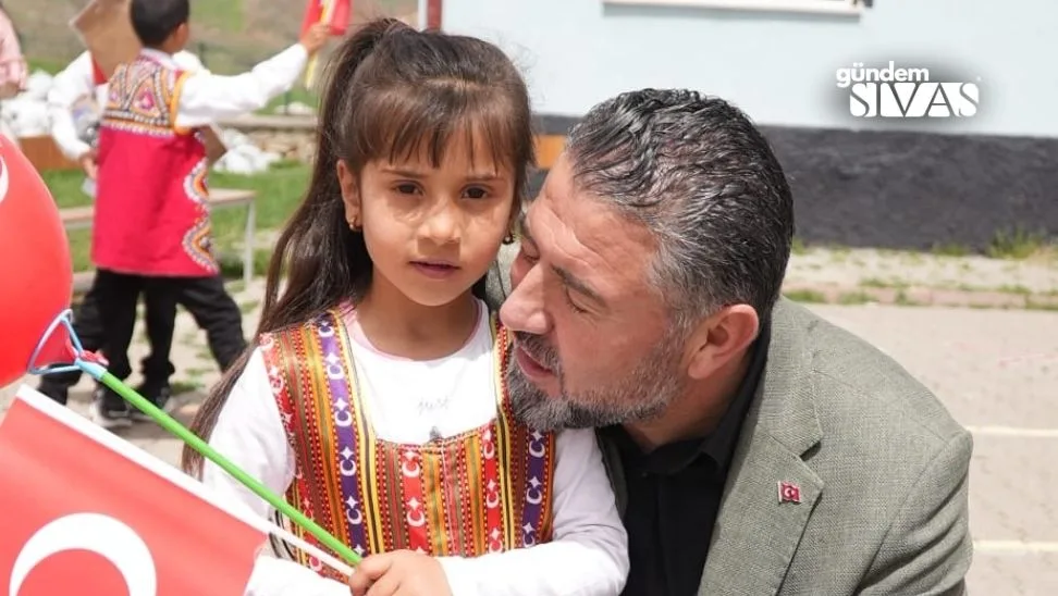 Deveci, Çocukların Bayramını Hafik’te Kutladı!