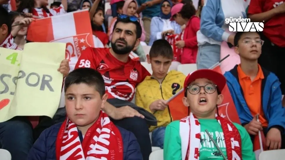 Sivasspor Tribununde Duygusal An Engelli Ogrencisine Maci Anlatti 2 jpg | Gündem Sivas™ Haber