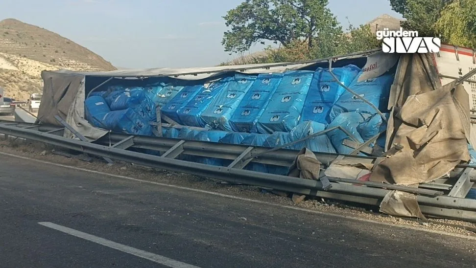 Tir Soforu Viraji Alamadi Surucu Agir Yaralandi 2 jpg | Gündem Sivas™ Haber