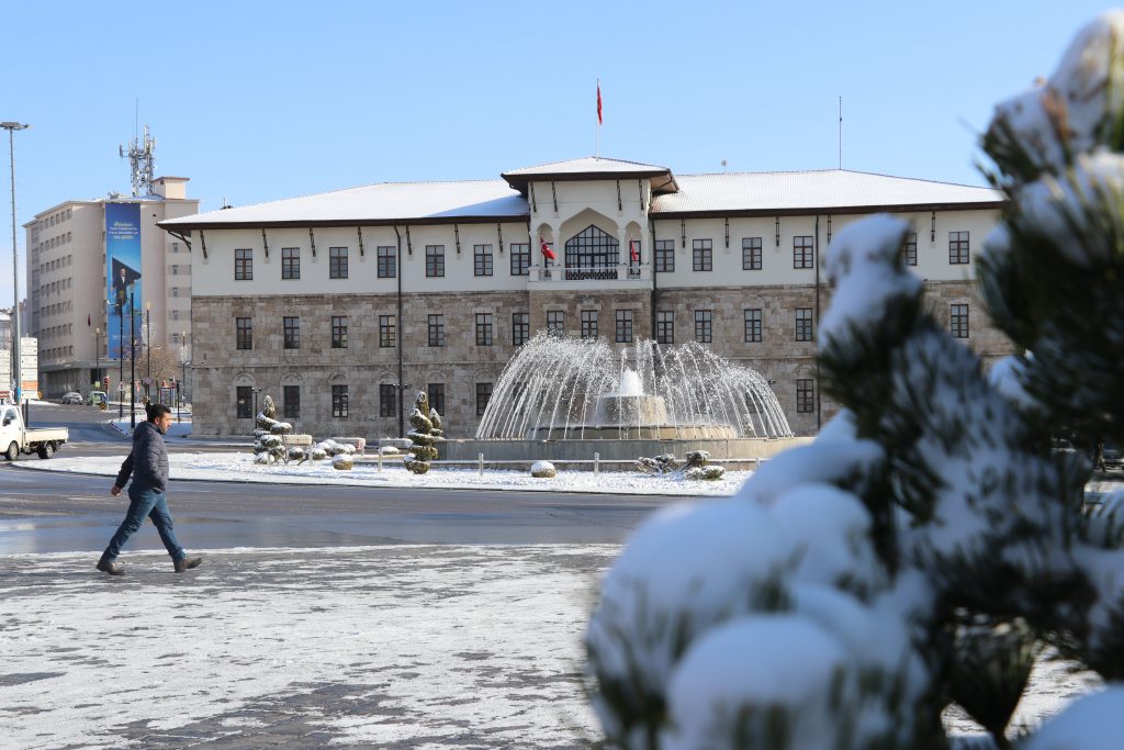 Sivas'ta Nisan ayında buz tuttu